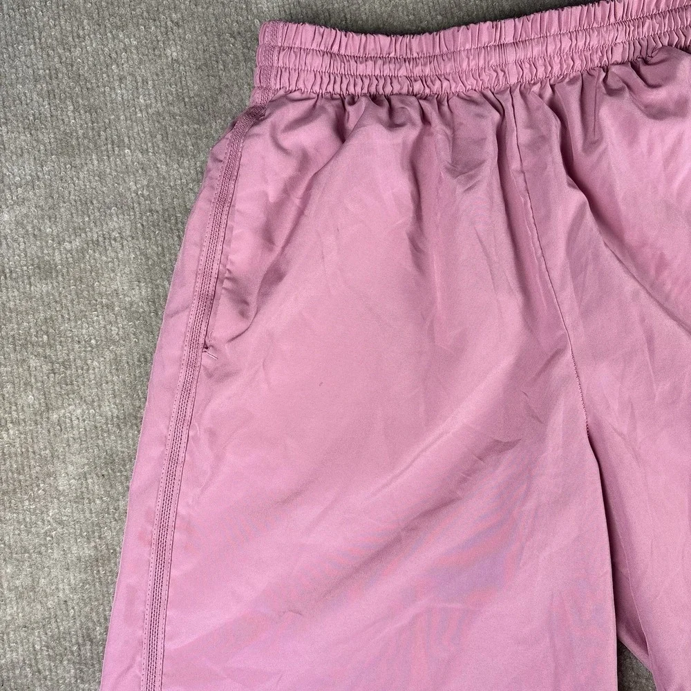 Nike features pull